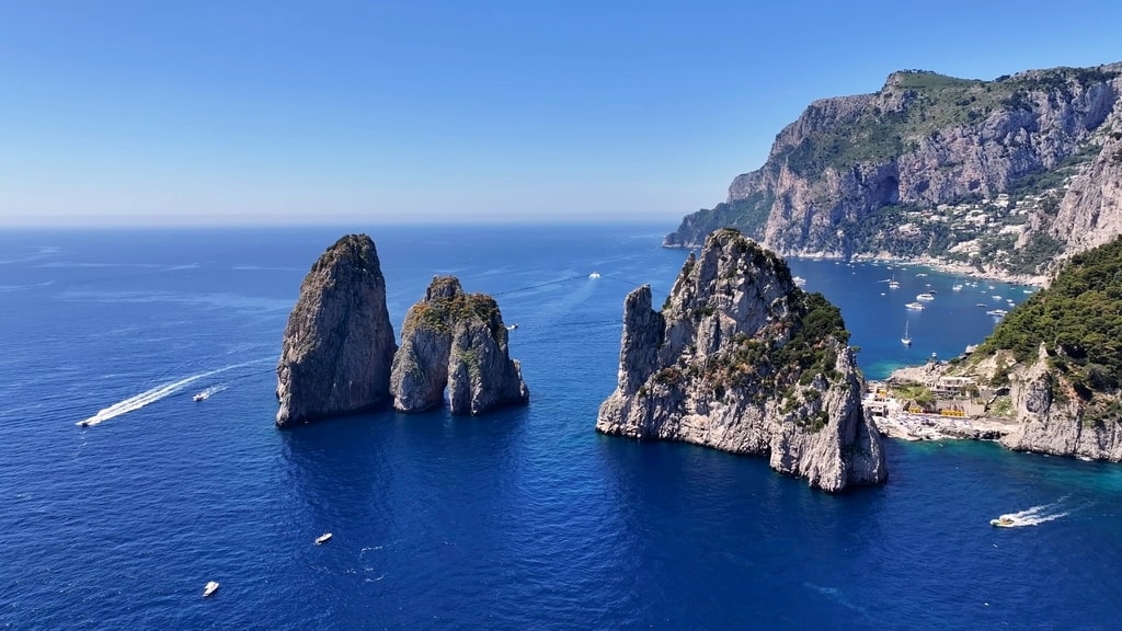 Federalberghi Capri ha avviato la creazione del primo Osservatorio Turistico dell’isola, un progetto innovativo che sfrutta la raccolta dei dati in tempo reale per supportare albergatori e istituzioni nelle decisioni strategiche. Nella foto, una vista di Capri.